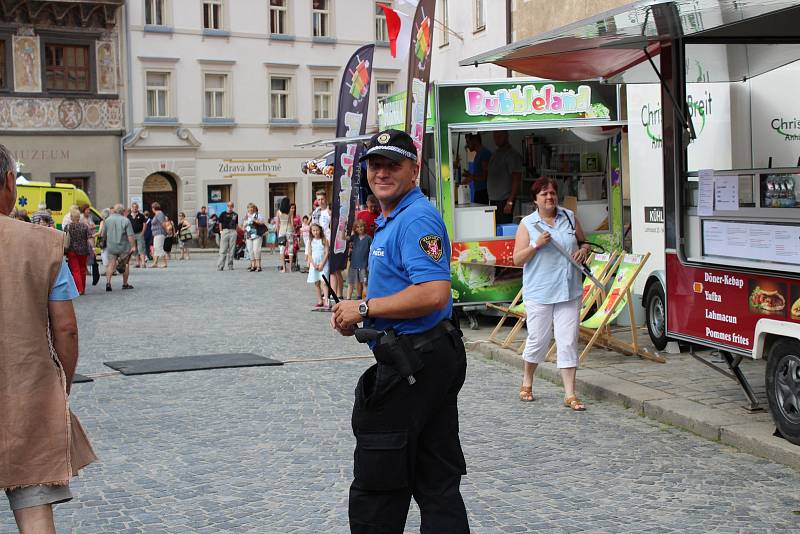 V pět odpoledne zahájil prachatické slavnosti průvod, kde byly hlavními postavami historický rychtář a současný starosta Martin Malý.