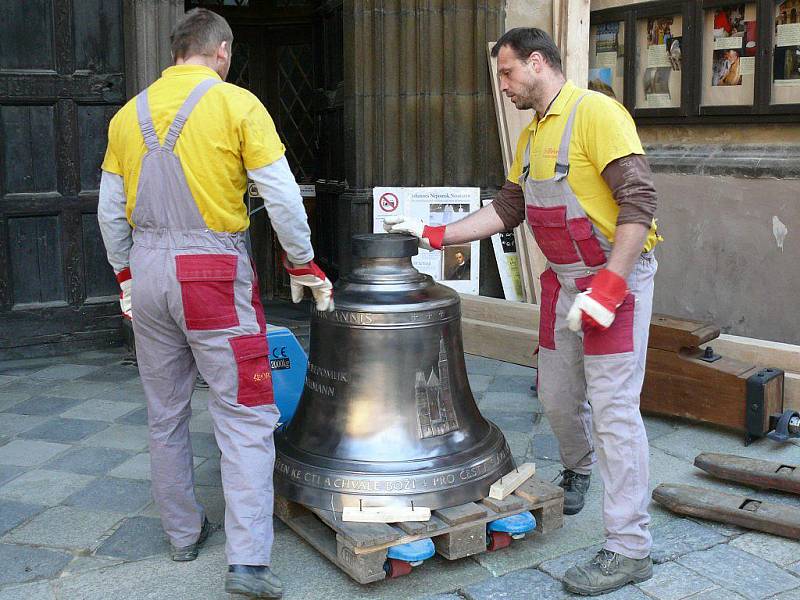 Zvon sv. Jan Neumann čeká na vysvěcení.