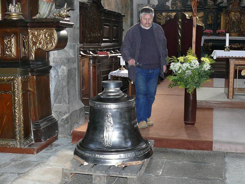 Zvon sv. Jan Neumann čeká na vysvěcení.