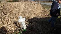 Zničený je i křížek, který připomíná oběť tragické nehody U Stopařky v roce 1995.