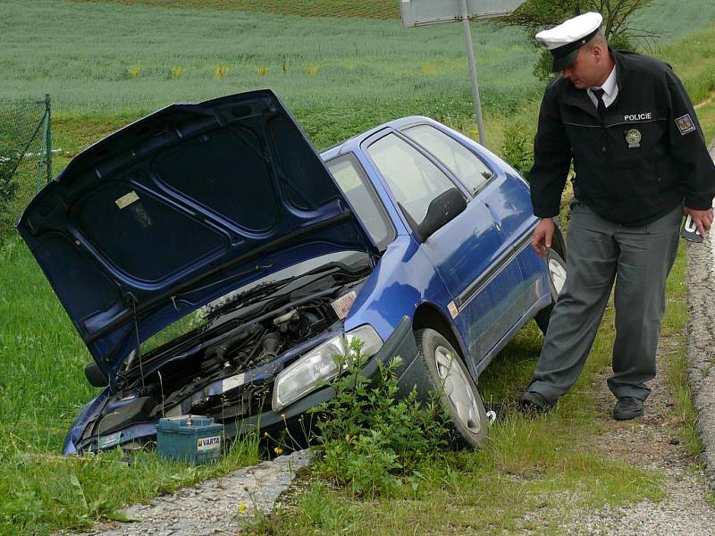 Modrý peugeot skončil v kamenném mostku u rodinného domu ve Vitějovicích.