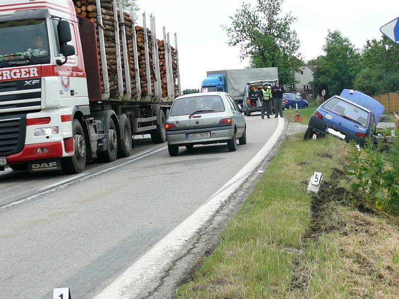 Modrý peugeot skončil v kamenném mostku u rodinného domu ve Vitějovicích.