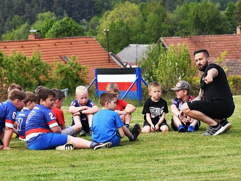 Mladí vimperští hokejisté se připravují na suchu na hřišti v Budilově.