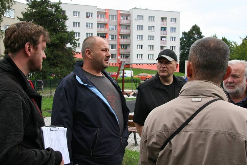 Vjezd a výjezd nákladních automobilů ze stavby hokejbalového hřiště  řešil v parku Mládí Martin Grožaj (uprostřed) ze Správy a údržby silnic v Prachaticích.