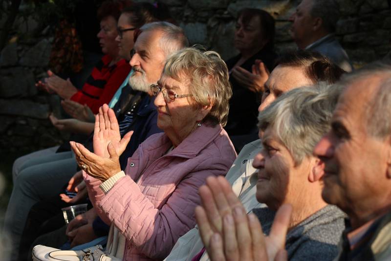 V prachatickém hospicovém parku zahrála dechová kapela Babouci.