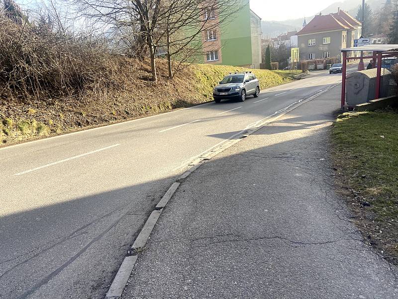 Chodník v Husinecké ulici chce město Prachatice opravit ještě letos.