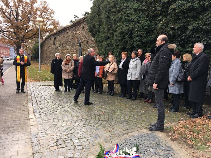 K 30. výročí sametové revoluce byla v neděli 17. listopadu slavnostně za přítomnosti řady osobností odhalena pamětní deska. Nachází se v prachatické Zahradní ulici a srdce z břečťanu.