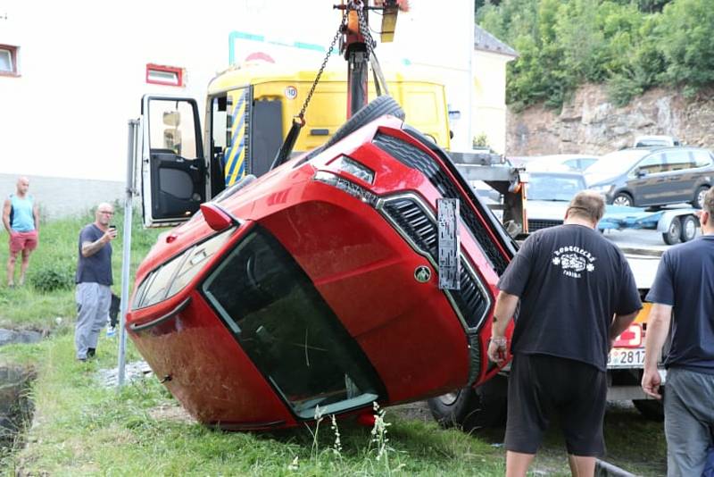 Auto sjelo z parkoviště u vimperského gymnázia do Křesánovského potoka.