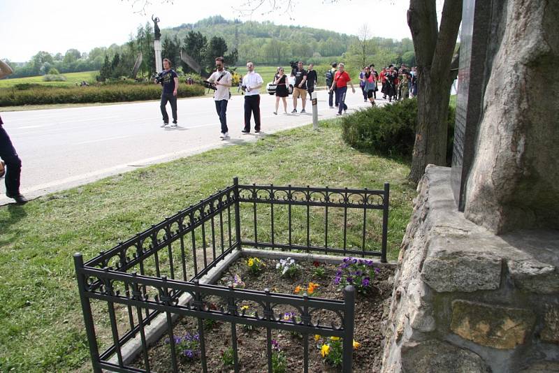 Místo původního památníku leží pod silnicí, konec druhé světové války na Prachaticku připomíná novější. I sem přišli Noční vlci položit květiny.