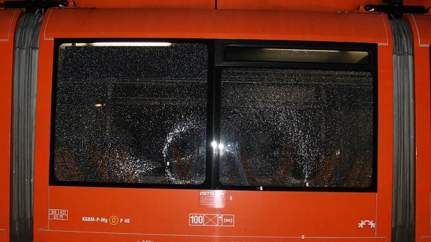 Prachatičtí policisté mají v rukou muže, který v sobotu 13. srpna 2022 večer střílel ze vzduchové zbraně na vlak ve Volarech.