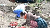 Studenti archeologie Jihočeské univerzity na svatém Jánu v Netolicích nalézají v místě vznikajícího archeoparku desítky částí nebo celých kostí, úlomky staré keramiky, náhrobky, mince a další zajímavé věci.