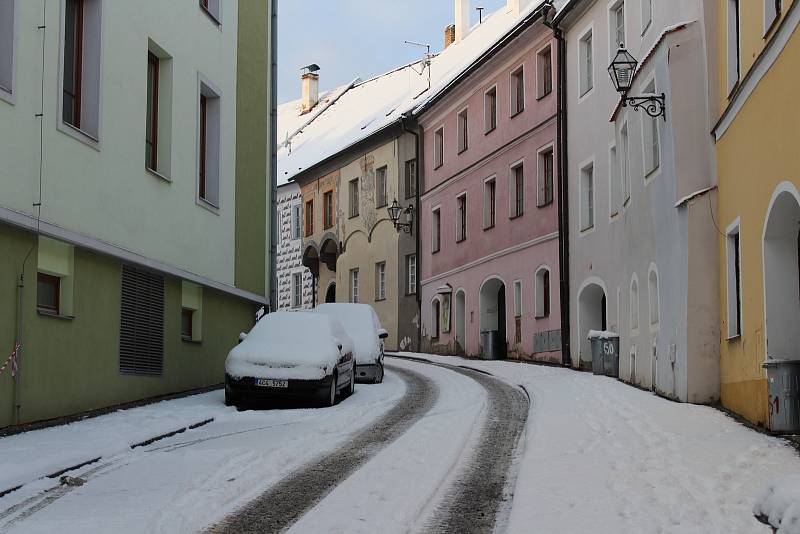 Od brzkého rána se v Prachaticích uklízelo, takže silnice jsou s opatrností sjízdné a chodníky schůdné.