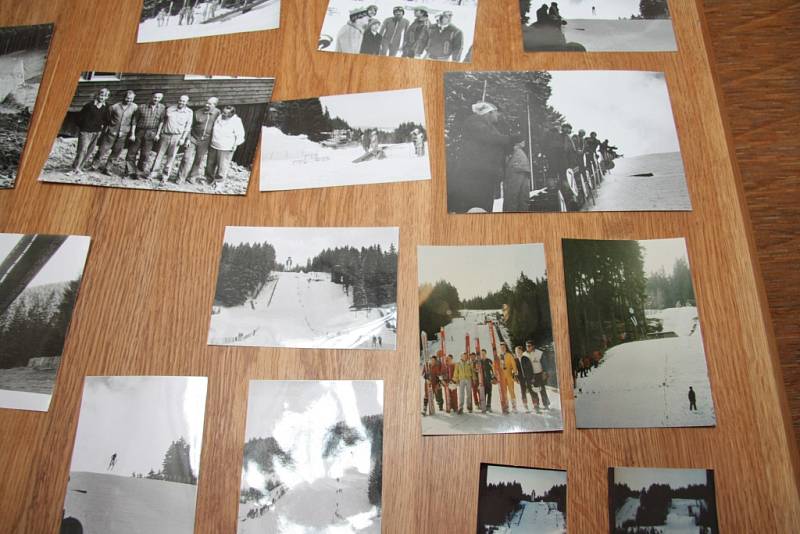 Ještě před tiskovou konferencí si mohli hosté prohlédnout několik archivních fotografií z doby, kdy skokanský můstek na Zadově sloužil sportovnímu účelu.