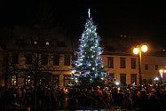 Prachatičtí se sešli na náměstí, aby viděli rozsvícení první adventní svíce a vánočního stromu.