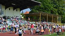 Městský stadion se zaplnil dětmi. Dům dětí a mládeže pro ně připravil atletickou soutěž.