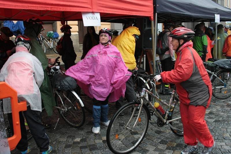 Zahájení nové cyklistické sezony provázel v Prachaticích déšť. 