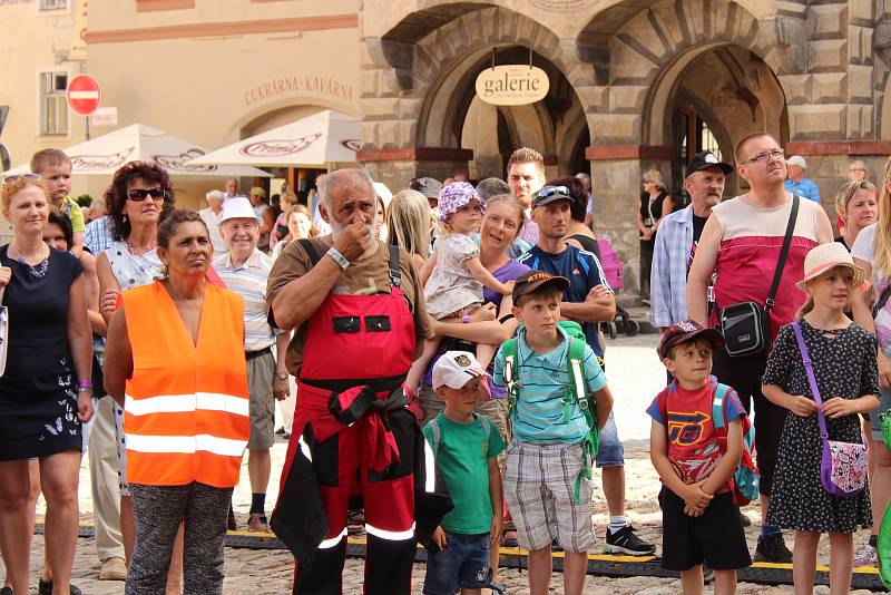 Soumaři z něneckého Grainetu přivezli čerstvou sůl. Tu předali na pódiu rychtáři, jenž ještě smlouval o ceně.