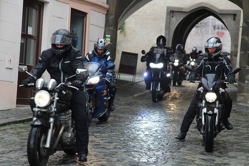 Prachatičtí motorkáři zahájili sezonu 1. Jarní jízdou. Vyjeli z Velkého náměstí Dolní branou.