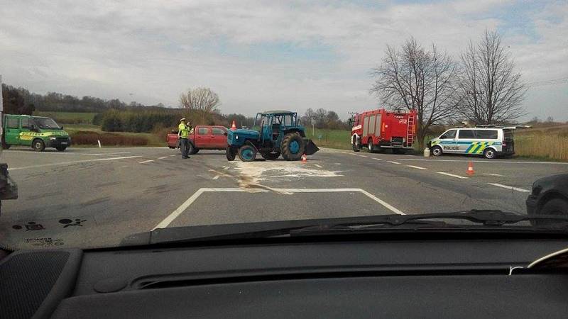 Středa 13. dubna: Nehoda na křižovatce U Stopařky.