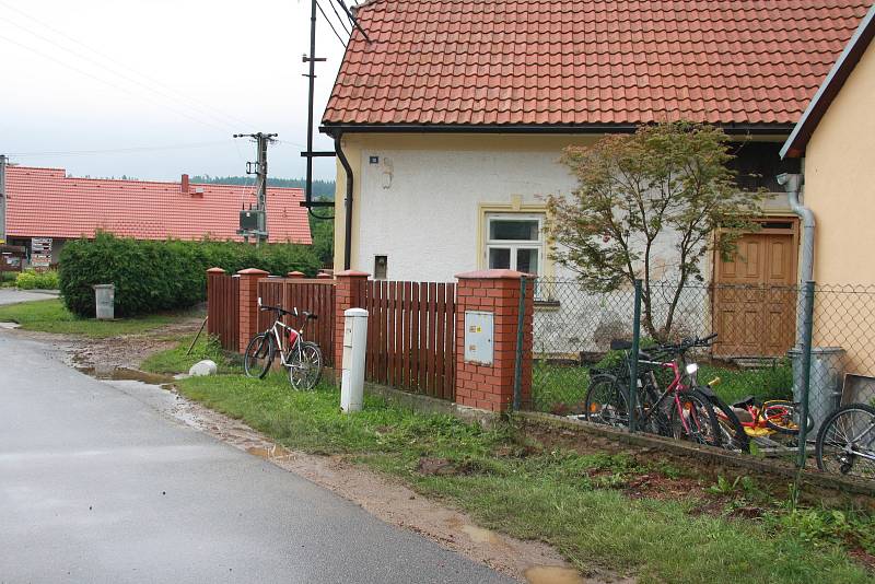 Tři domy, ve kterých počítají majitelé škody,  vytopené sklepy, podmáčené trávníky a nepořádek. To všechno za sebou nechala voda, která protekla obcí Chlumany na Prachaticku v sobotu 22. června.