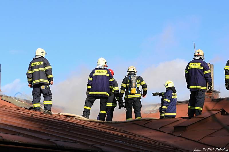 Sbory dobrovolných hasičů Čkyně, Vacov, Vlachovo Březí a profesionální jednotky z Vimperka a Prachatic zasahovaly ve středu při požáru bytu v areálu firmy Lignointerier ve Čkyni.