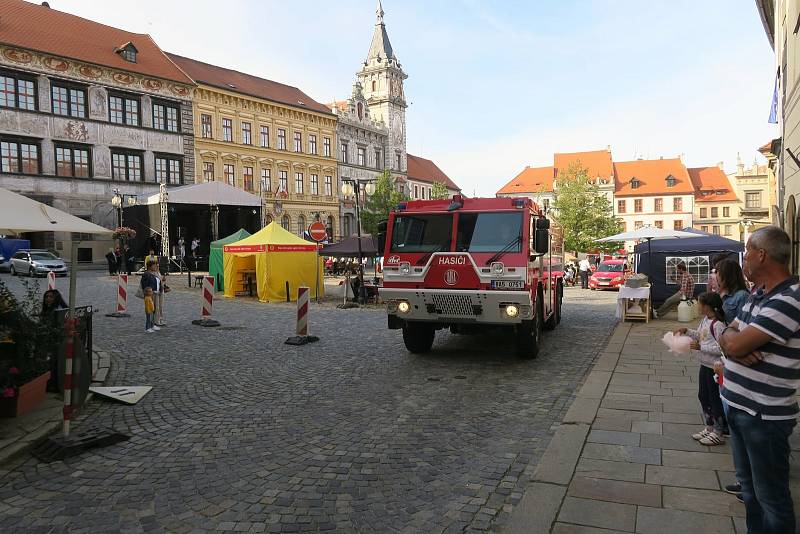 Prachatičtí hasiči na Velkém náměstí předvedli svoji výjezdovou techniku, která byla slavnostně posvěcena i práci lezců.