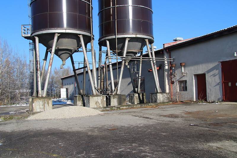 Areál bývalého Agrochemického podniku ve Lhenicích, kde již začala likvidace nebezpečných látek. Jde už o druhou etapu.