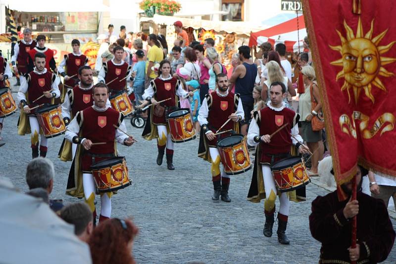 Slavnosti Zlaté stezky v Prachaticích zahájil v pátek v 17 hodin slavnostní průvod a historická ceremonie věnovaná zasedání městské rady nad návrhem nové prachatické kašny.