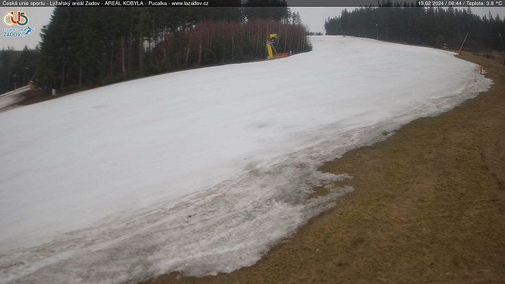 Sněhu ubylo, na Zadově lyžování zatím nevzdávají.