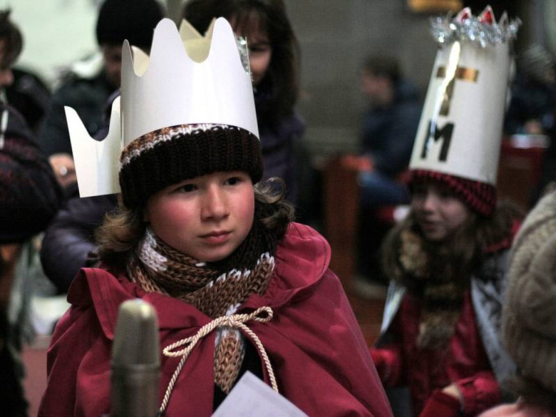 Od druhého ledna začala i na Prachaticku Tříkrálová sbírka. Koledníkům požehnali včera také při dětské mši v kostele svatého Jakuba v Prachaticích.