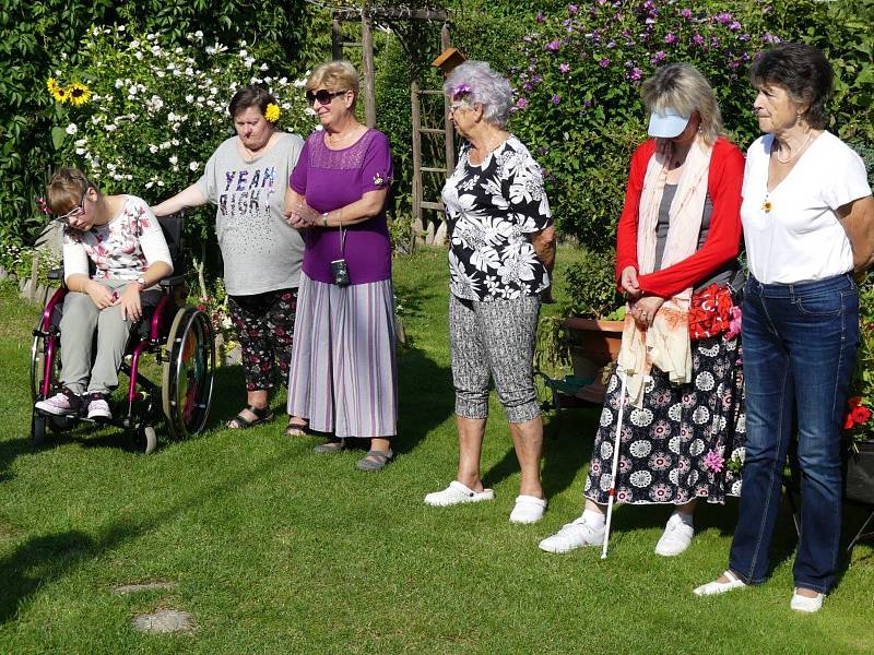 Christa Krejsová ukázala zahradu.