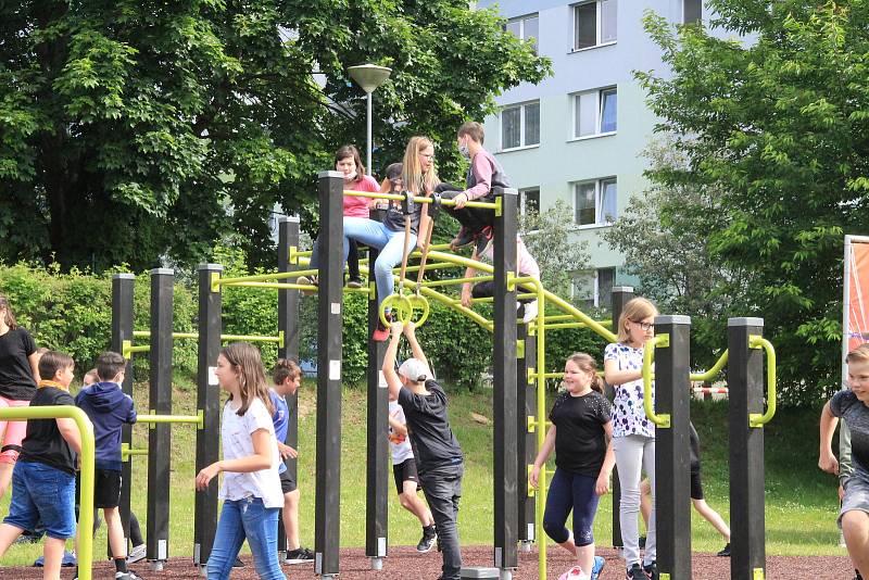 U Národky je nové workoutové hřiště. Radost z něj mají hlavně děti.