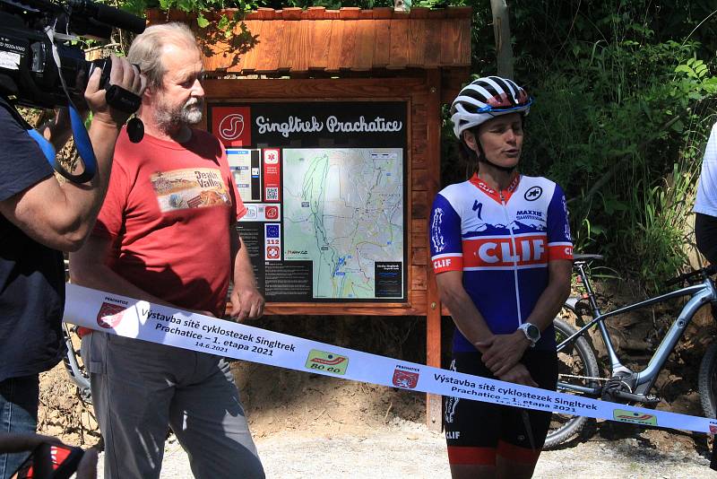 Kateřina Nash a cyklisté z LY:KO klubu Prachatice otevřeli první jízdou první prachatický singltrek.