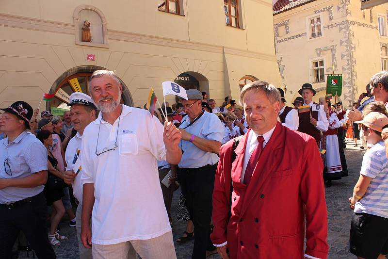 Kočár tažený koňmi přivezl na Velké náměstí Leonu Machálkovou. V průvodu se představili všichni účinkující.