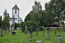 Dva křížky obnovil Stanislav Schneedorf poblíž Želnavy. Těm se v neděli 24. července dostalo požehnání.