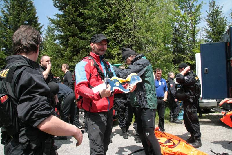 Oblast Národního parku Šumava od Nového Údolí přes Vltavskou cestu k Nové Peci až po Plešné jezero se ve čtbrtek stala místem pátrání po dvanácti ztracených účastnících nelegálního závodu. Naštěstí se jednalo o součinnostní cvičení záchranných složek.