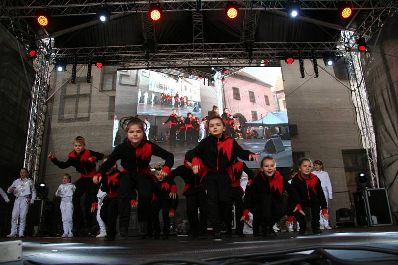 Deset choreografií předvedli na hlavním pódiu při sobotním programu Slavností Zlaté stezky v Prachaticích tanečníci ze studia Crabdance.