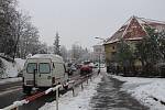 Směrem na Staré Prachatice stojí od rána doprava. Auta se hnou vždy jen o pár metrů.