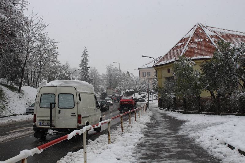 Směrem na Staré Prachatice stojí od rána doprava. Auta se hnou vždy jen o pár metrů.