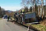 Kamion se dřevem havaroval u Blažejovic. Silnice je uzavřená.