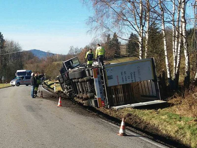 Kamion se dřevem havaroval u Blažejovic. Silnice je uzavřená.