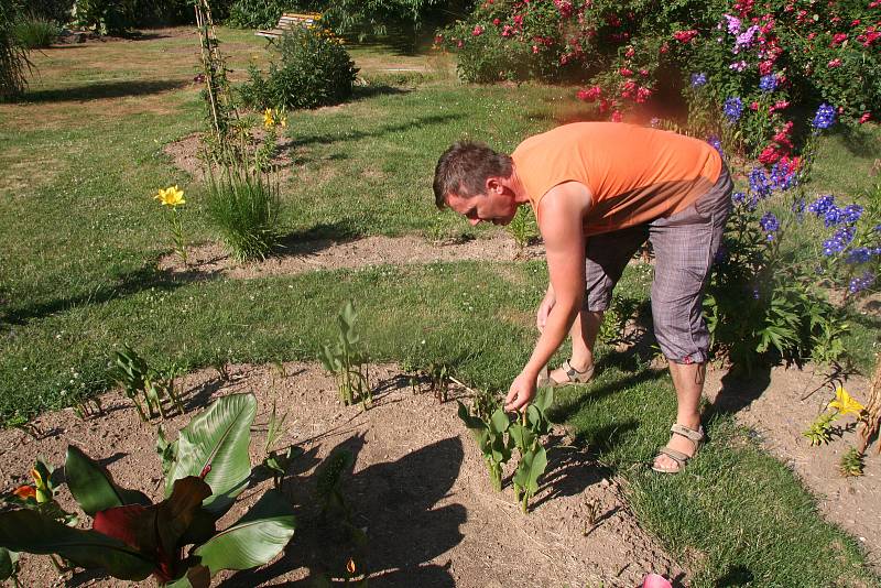 Téměř dvacet let práce a zahrada Jiřího Majera v Husinci připomíná spíše tu zámeckou.