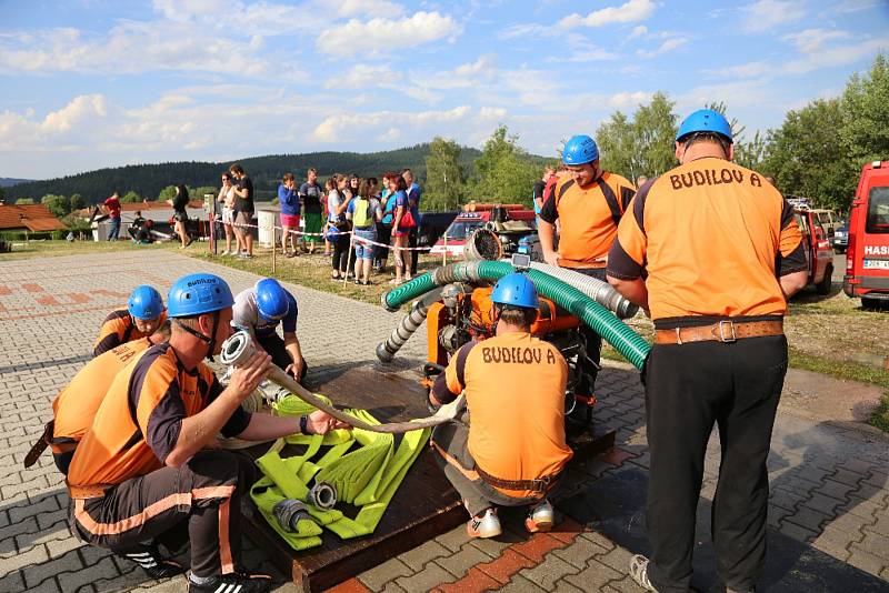 Družstva dobrovolných hasičů se v Budilově o víkendu utkala v požárním útoku.
