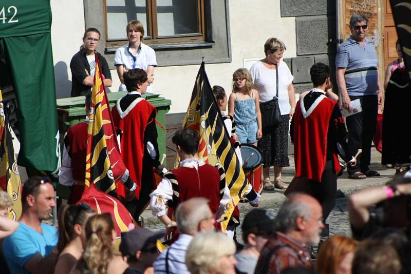 Slavnosti Zlaté stezky v Prachaticích zahájil v pátek v 17 hodin slavnostní průvod a historická ceremonie věnovaná zasedání městské rady nad návrhem nové prachatické kašny.