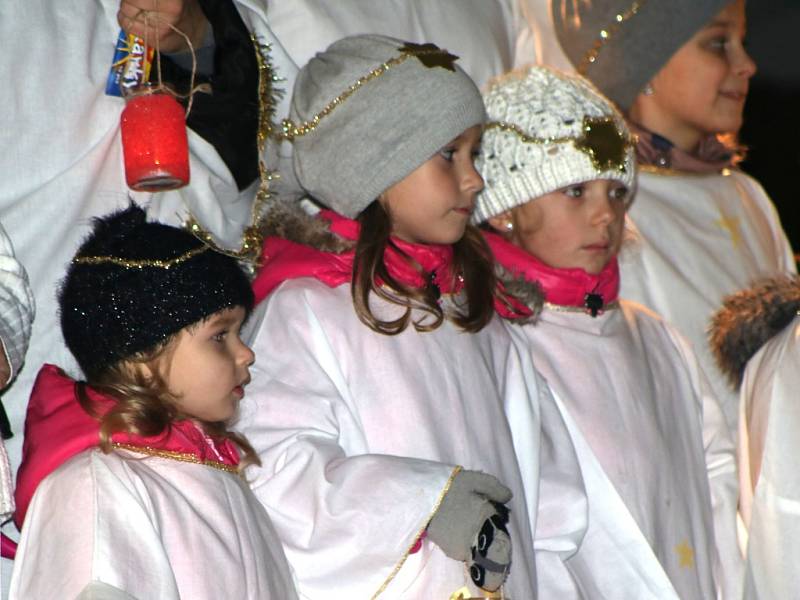 V zahradě Husova domku v Husinci se ve středu v podvečer sešli nejen Husinečtí, aby zhlédli živý betlém.