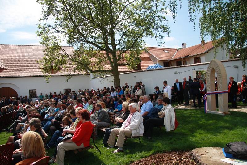 Slavnostního otevření Centra Mistra Jana Husa v Husinci se spolu s významnými hosty účastnila i početně zastoupená veřejnost.