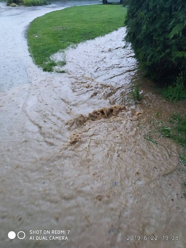 V Chlumanech zalila několik domů voda z rozvodněného potoka a rybníka.