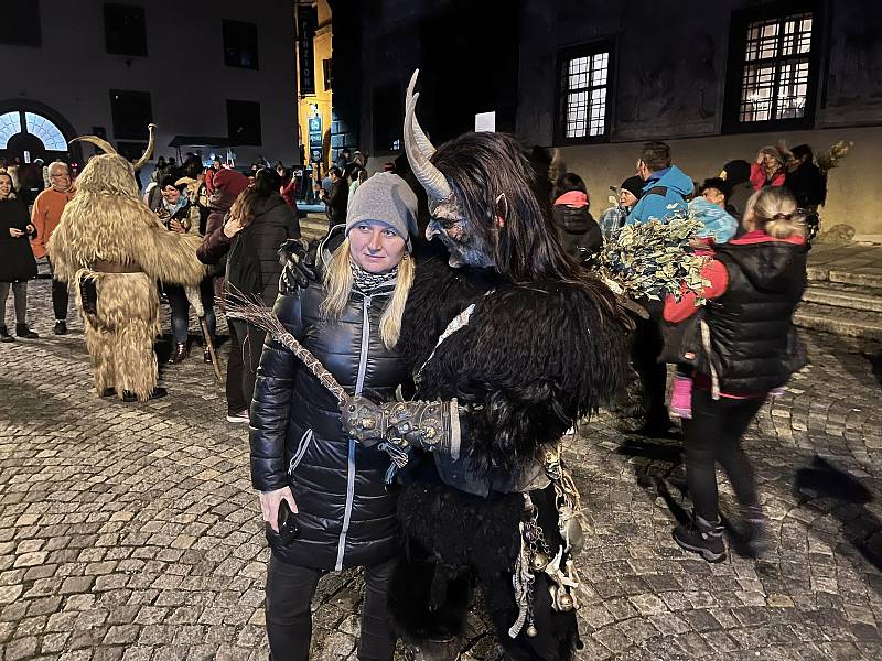 Čtyřicítka čertisek v pátek 19. listopadu večer bavila davy lidí v Prachaticích.