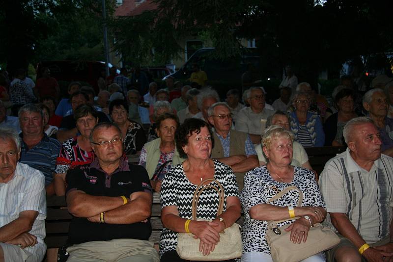 Doubravanku si nenechaly ujít desítky návštěvníků prachatického Štěpánčina parku. I sem se přesunuly Slavnosti solné Zlaté stezky a Štěpánčin park tradičně patřil dechovce.