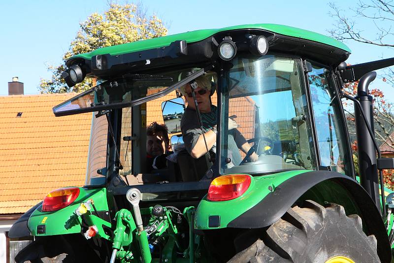 Parkoviště u Kulturního domu v Šumavských Hošticích bylo v sobotu 6. října dějištěm tradičního závodu Couvání traktorem s vlekem.